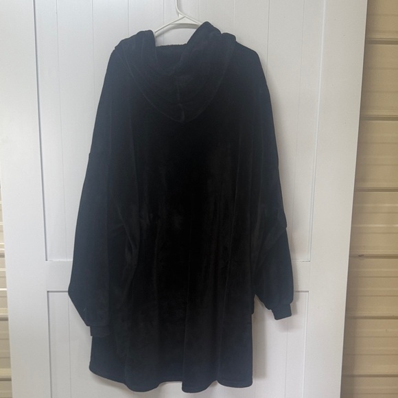 The Comfy Black Plush Robe - Picture 7 of 8
